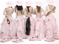 5 Mujeres Usando el Mismo Vestido