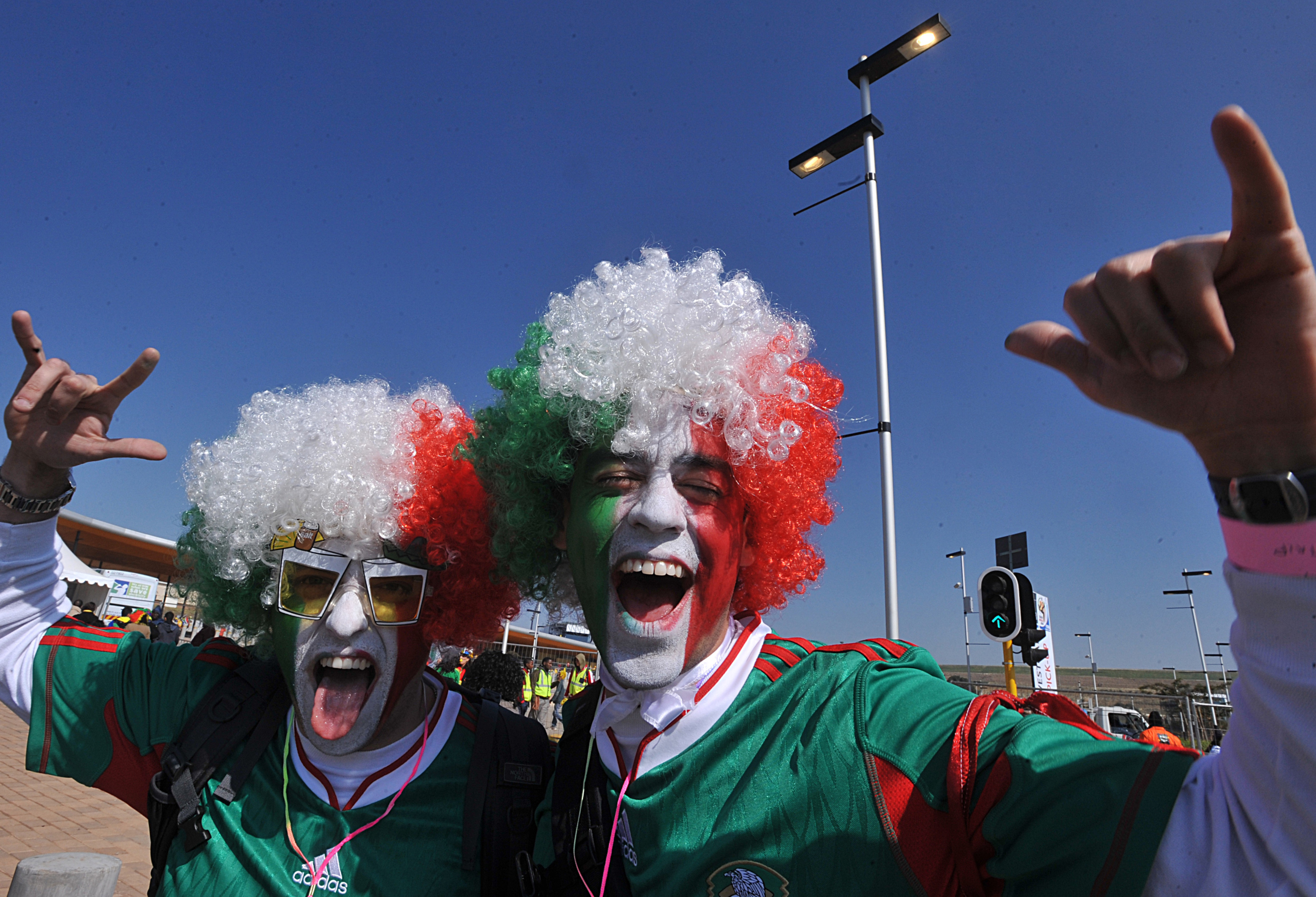 Mexico_fans_before_South_Africa_&_Mexico_match_at_World_Cup_2010-06-11_3