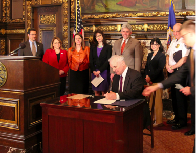 El gobernador Mark Dayton aprobó ayer la ley que entrará en vigor el próximo año. Foto. mn.gov