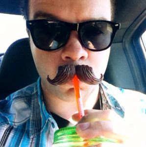 El bigote de fin de siglo para las selfies de los usuarios.  Imagen: Instagram