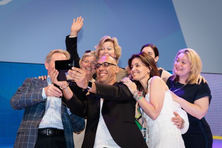 El equipo de Starcom MediaVest Group, tomándose la 'selfie de la victoria' en el escenario de los Cannes Lions. Imagen: Cannes