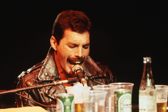 Freddie en 1981, cantando "We are the champions".