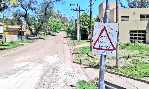 Lo que antes eran carteles políticos, ahora son señales de tránsito hechas por niños. Foto: Martínez Dalke.