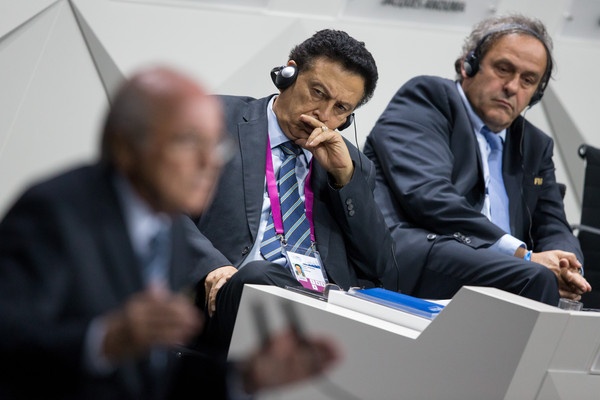 FIFA. Alfredo Hawit Banegas, el hondureño presidente de la Concacaf, rodeado por Joseph Blatter y Michel Platini.